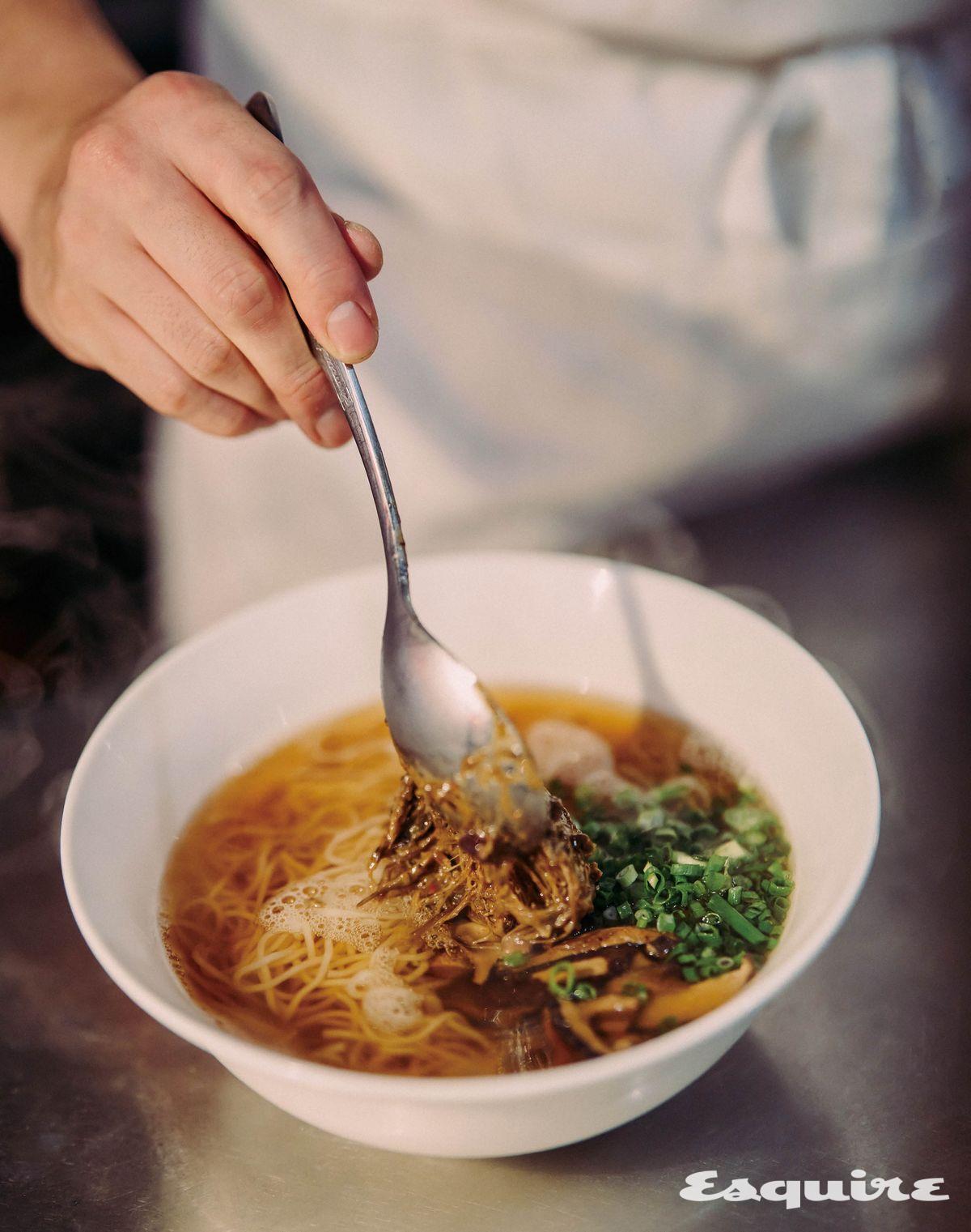 병아리콩, 표고버섯, 고사리로 끓인 채수에 소면을 더한 국수 메뉴인 고사리 클래식.