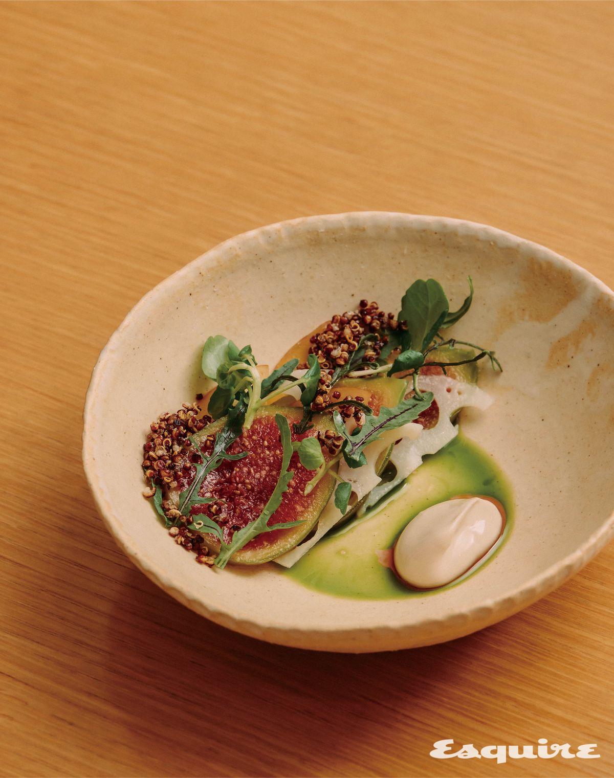 청무화과 샐러드. 우리 땅에서 난 제철 채소를 사용해 계절감을 담아내는 레귬의 아이덴티티가 잘 드러나는 메뉴다.