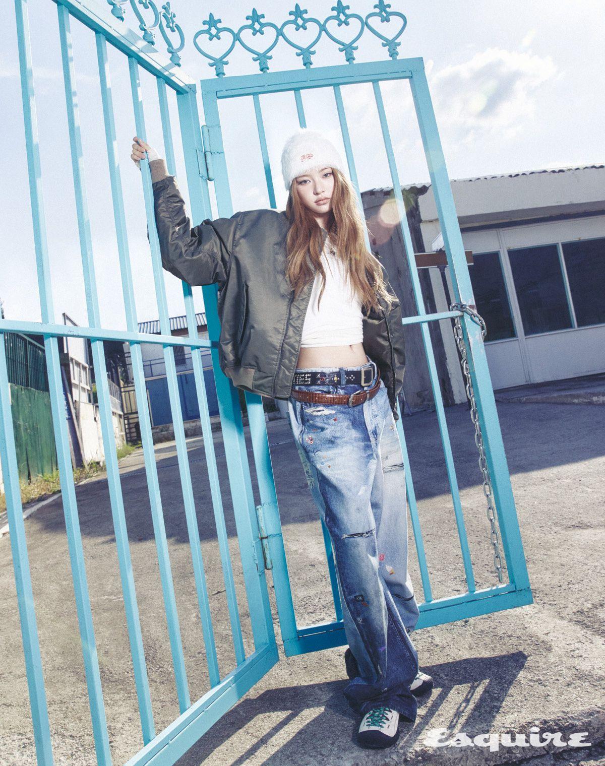 휠 MA-1 재킷, 아틀리에 시어 롱 슬리브리스 톱, 트롱 프뢰유 멀티 팬츠, 헤어리 언커프드 비니, 리자드 레더 벨트, 웨스턴 스터디드 벨트 모두 LMC. 슈즈 킨.