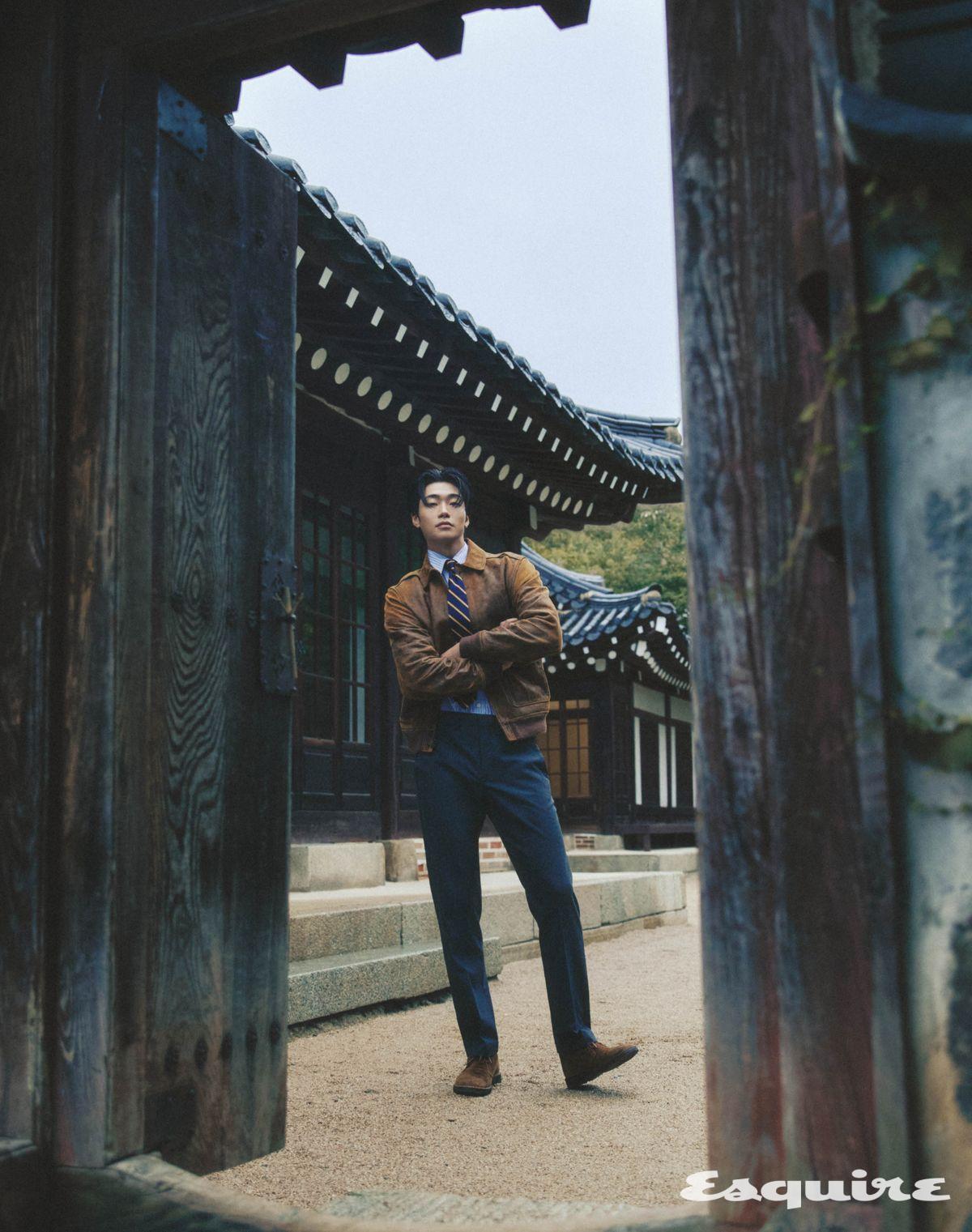 레더 플라이트 재킷 190만원대, 랄프 로렌 x 토마스 메이슨 셔츠 43만원대, 맨해셋 스트레치 스트레이트 핏 팬츠, 실크 타이 가격 미정 모두 폴로 랄프 로렌.