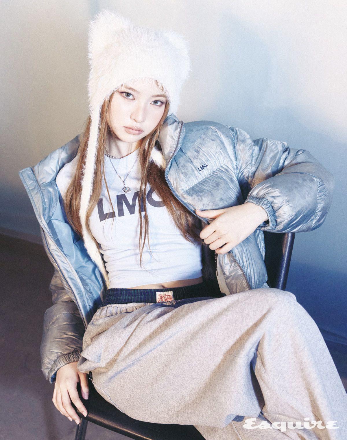 시스루 푸퍼 덕 다운 파카, 크롭티드 티셔츠, 스트레이트 스웨트 팬츠, 프릴 트렁크 팬츠, 테디 플러피 비니 모두 LMC. 슈즈 아식스 스포츠. 네크리스 유즈레스오브젝트.