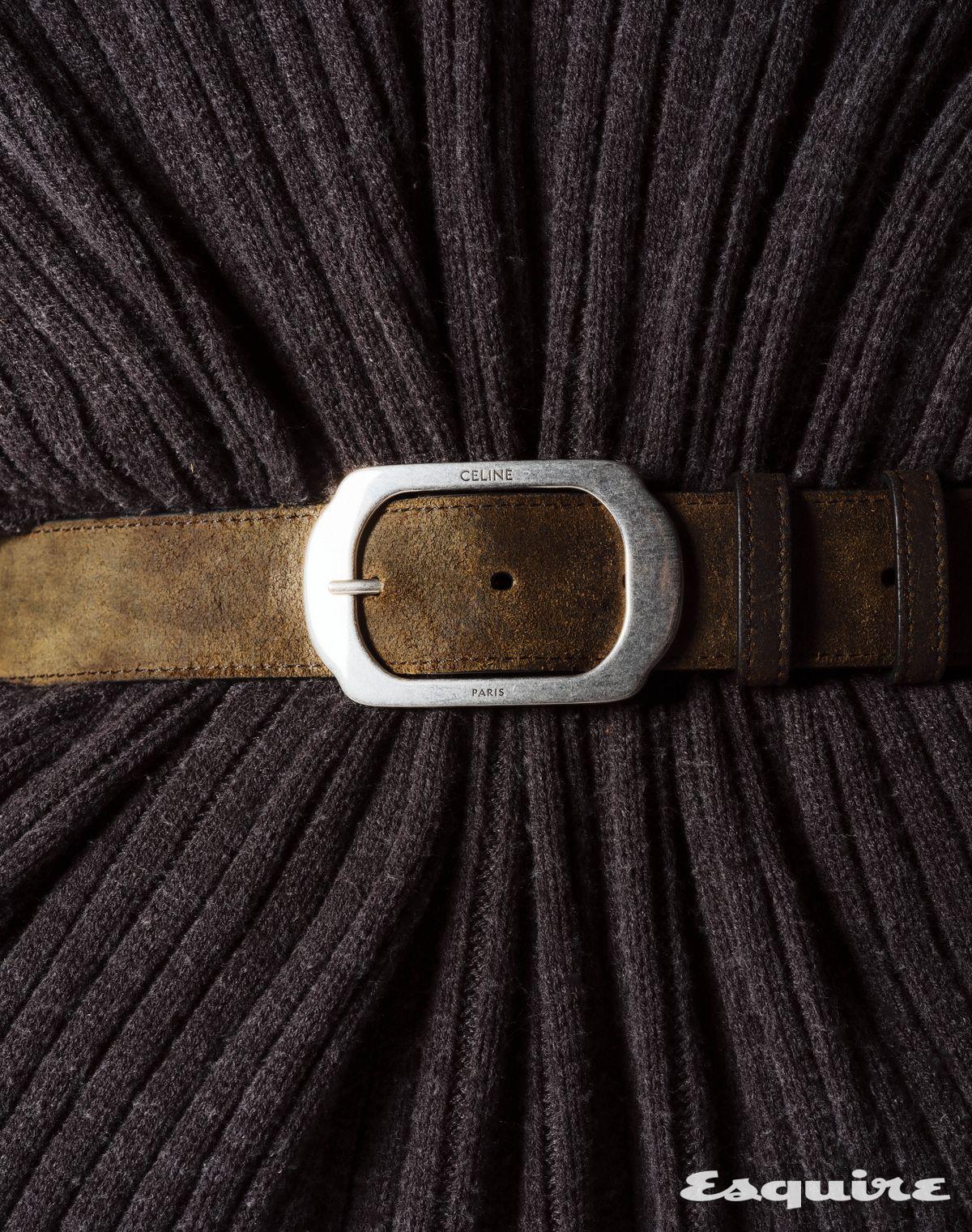 표면에 왁스를 발라 시간의 흐름에 따라 오묘하게 다른 색감을 내는 왁스드 이펙트 스웨이드 벨트 가격 미정 셀린느.