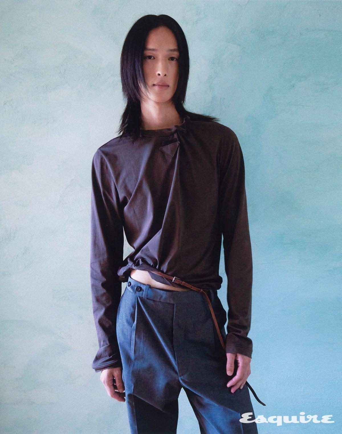 코튼 티셔츠, 울 팬츠, 벨트 모두 가격 미정 프라다.