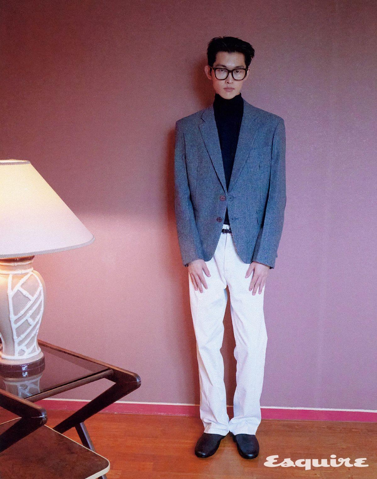 셰틀랜드 울 재킷, 캐시미어 니트 톱, 코튼 팬츠, 부츠, 안경, 벨트 모두 가격 미정 프라다.