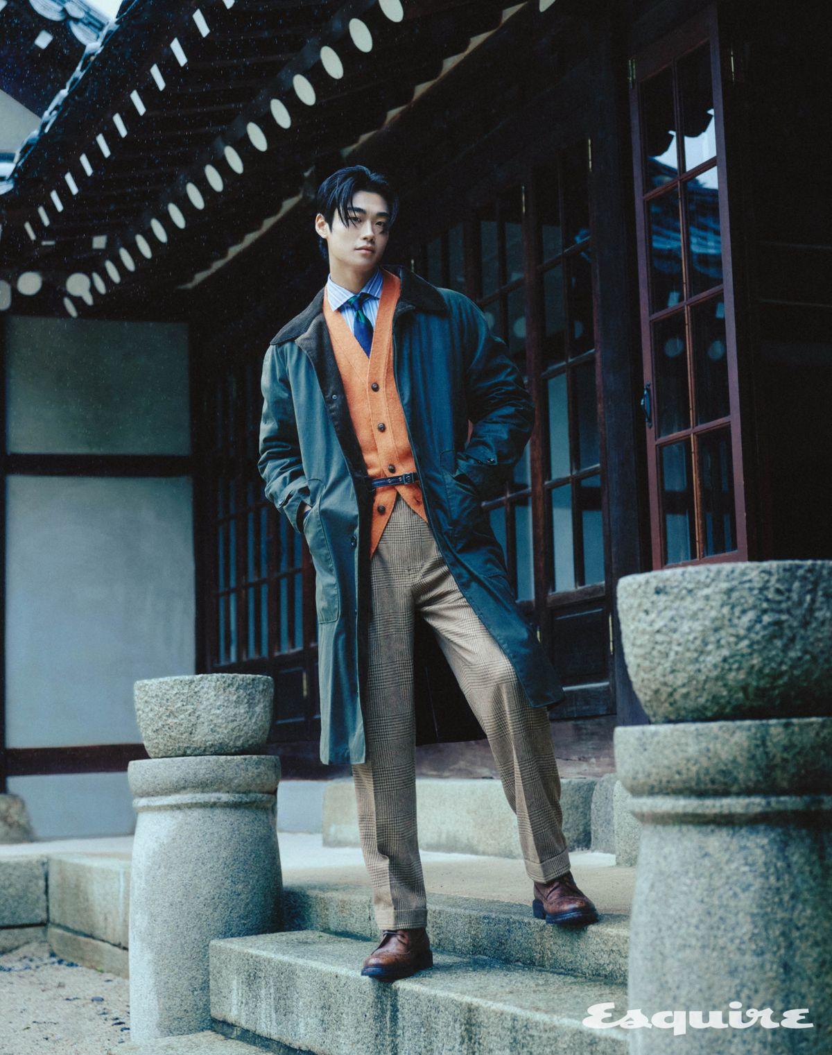 아이코닉 오일 클로스 벨트 코트 190만원대, 울 브이넥 카디건 70만원대, 클래식 핏 스트라이프 셔츠 가격 미정, 휘트먼 릴랙스 글렌 플래드 플리츠 팬츠 50만원대, 실크 타이 가격 미정 모두 폴로 랄프 로렌.