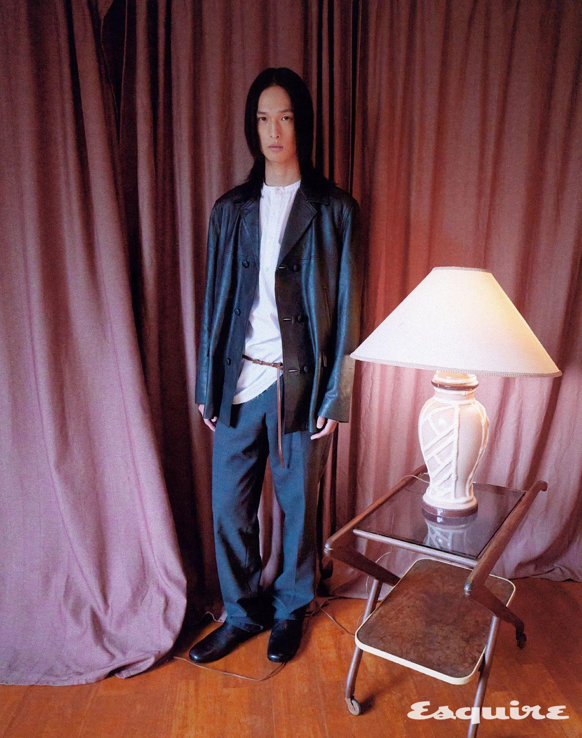 나파 레더 재킷, 코튼 셔츠, 울 팬츠, 부츠, 벨트 모두 가격 미정 프라다.