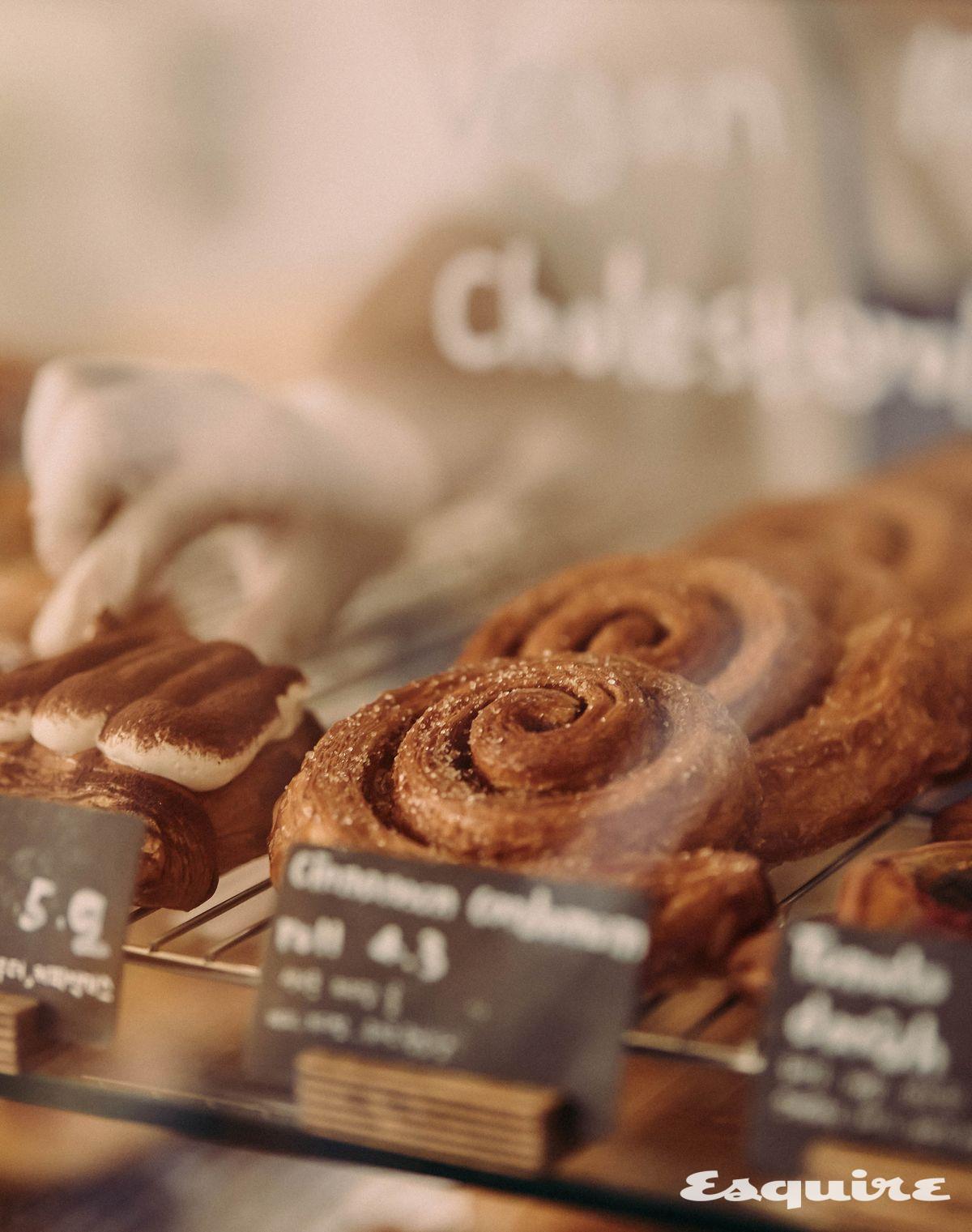 유알티는 매일 아침 우리밀로 만든 다채로운 100% 비건 빵을 구워낸다.