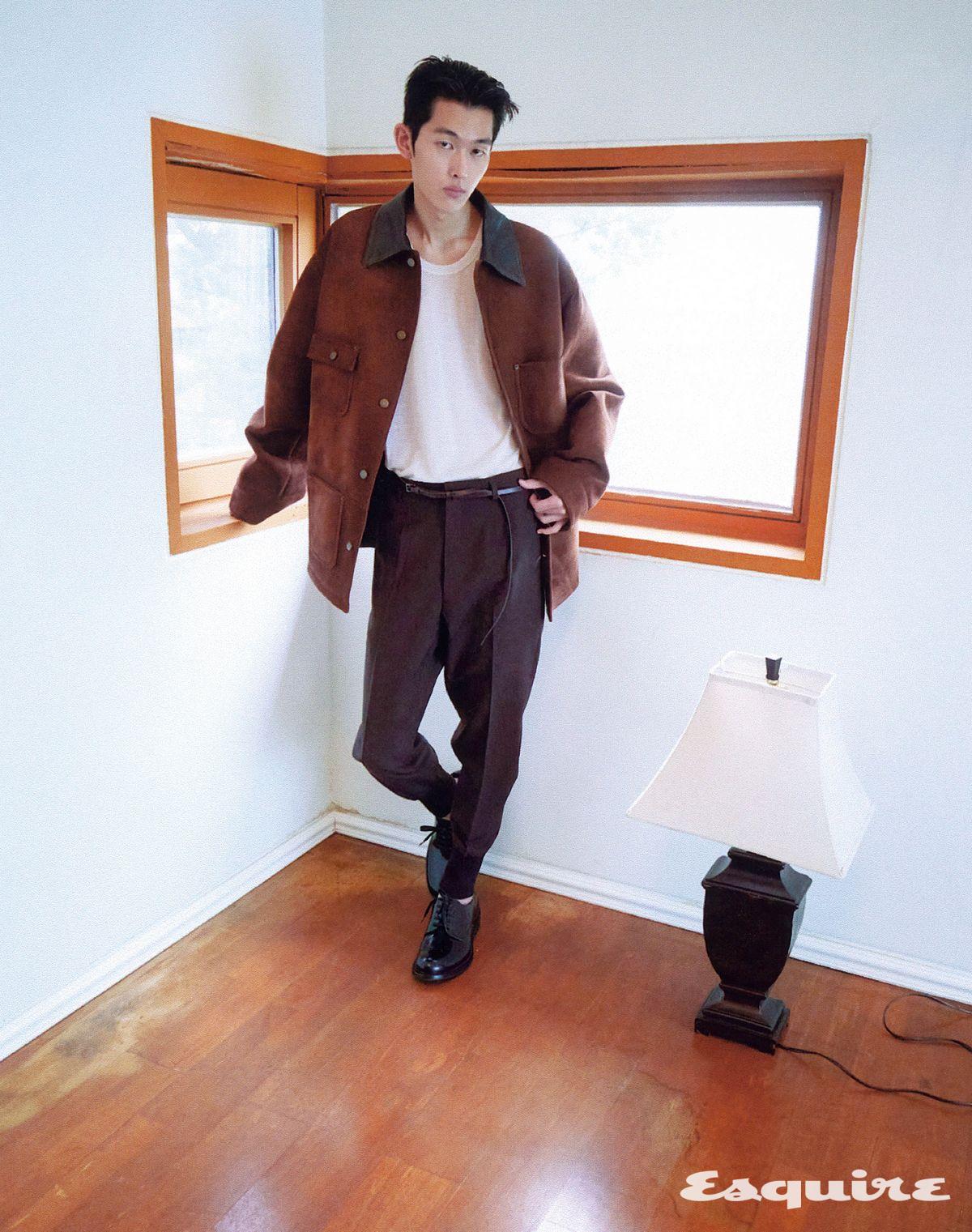 스웨이드 재킷, 캐시미어 니트 톱, 울 팬츠, 로퍼, 벨트 모두 가격 미정 프라다.