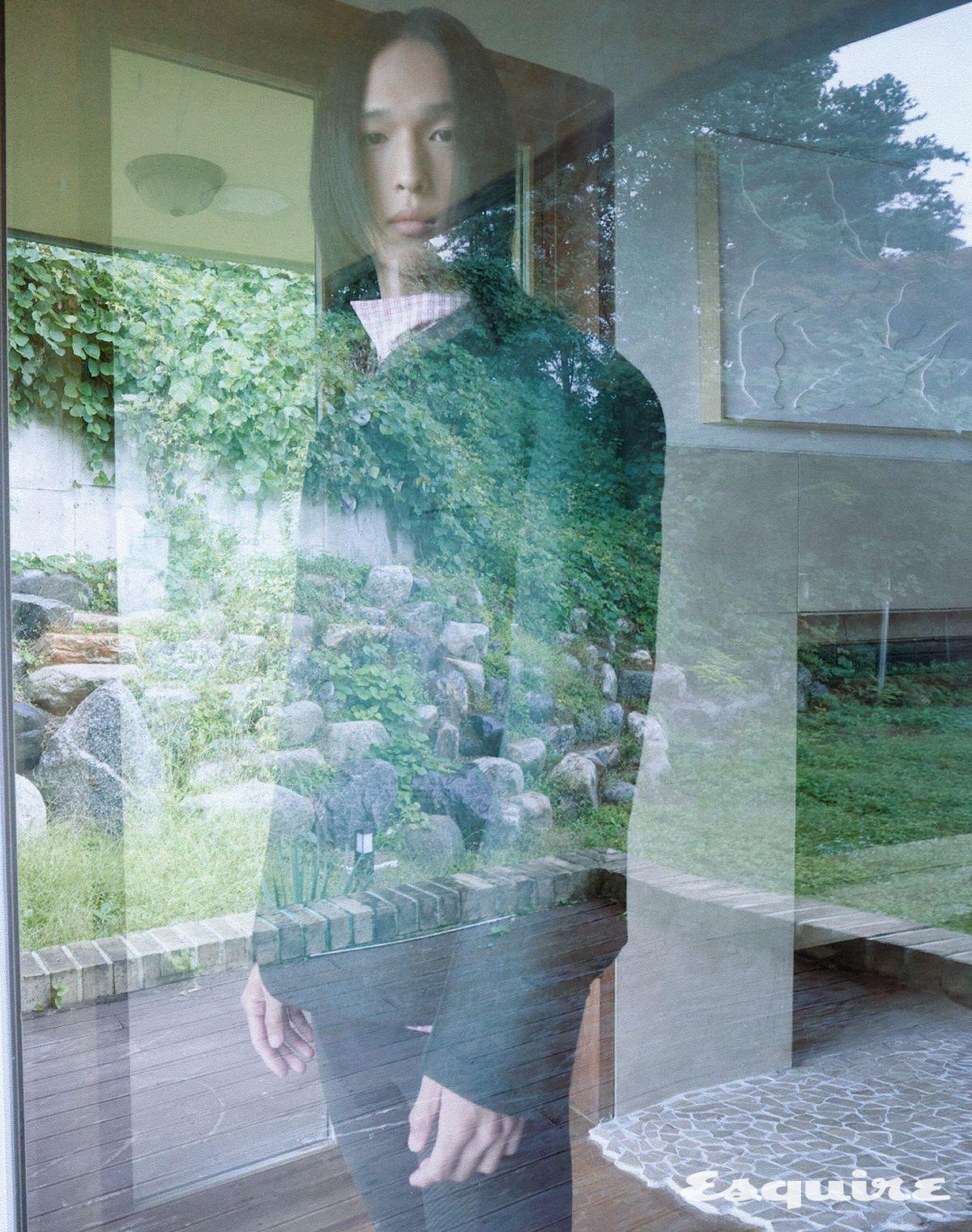 울 재킷, 코튼 체크 셔츠, 나일론 팬츠, 로퍼 모두 가격 미정 프라다. 