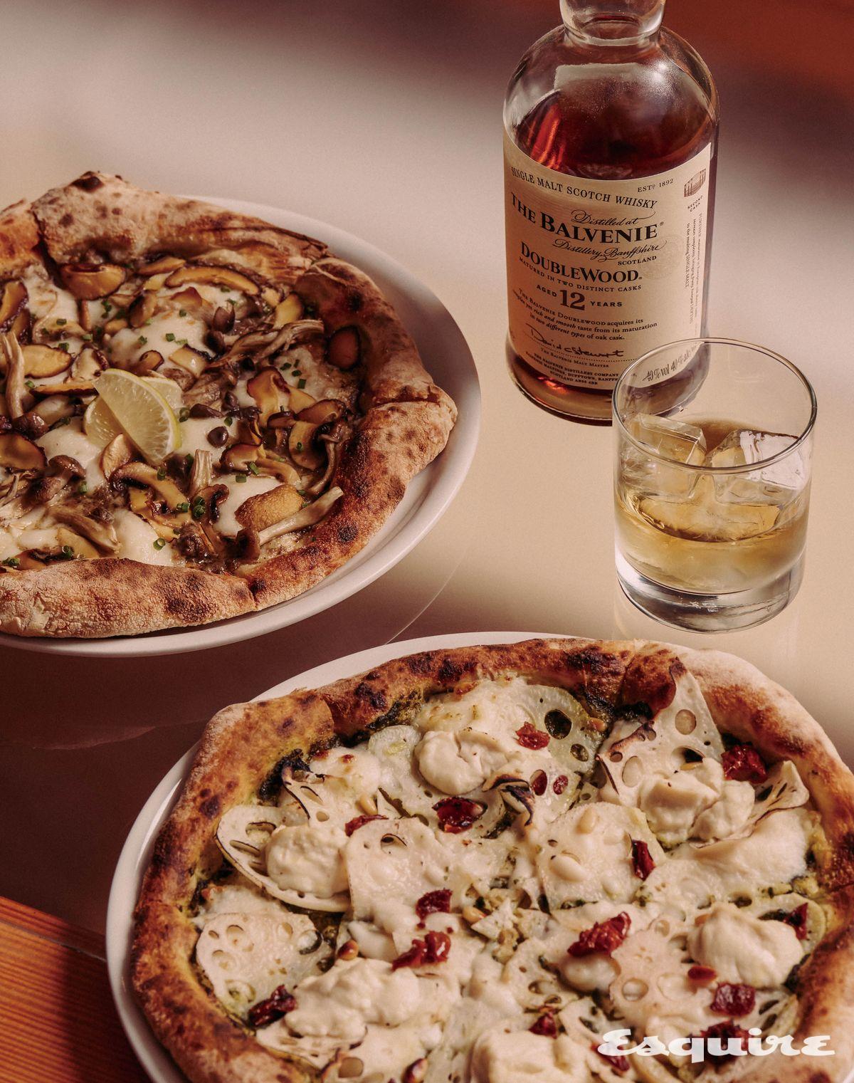 비건 피자의 근본 메뉴라 할 수 있을 버섯 피자, 그리고 위어도우의 시그너처 메뉴라고 할 수 있는 바질페스토 연근 피자.