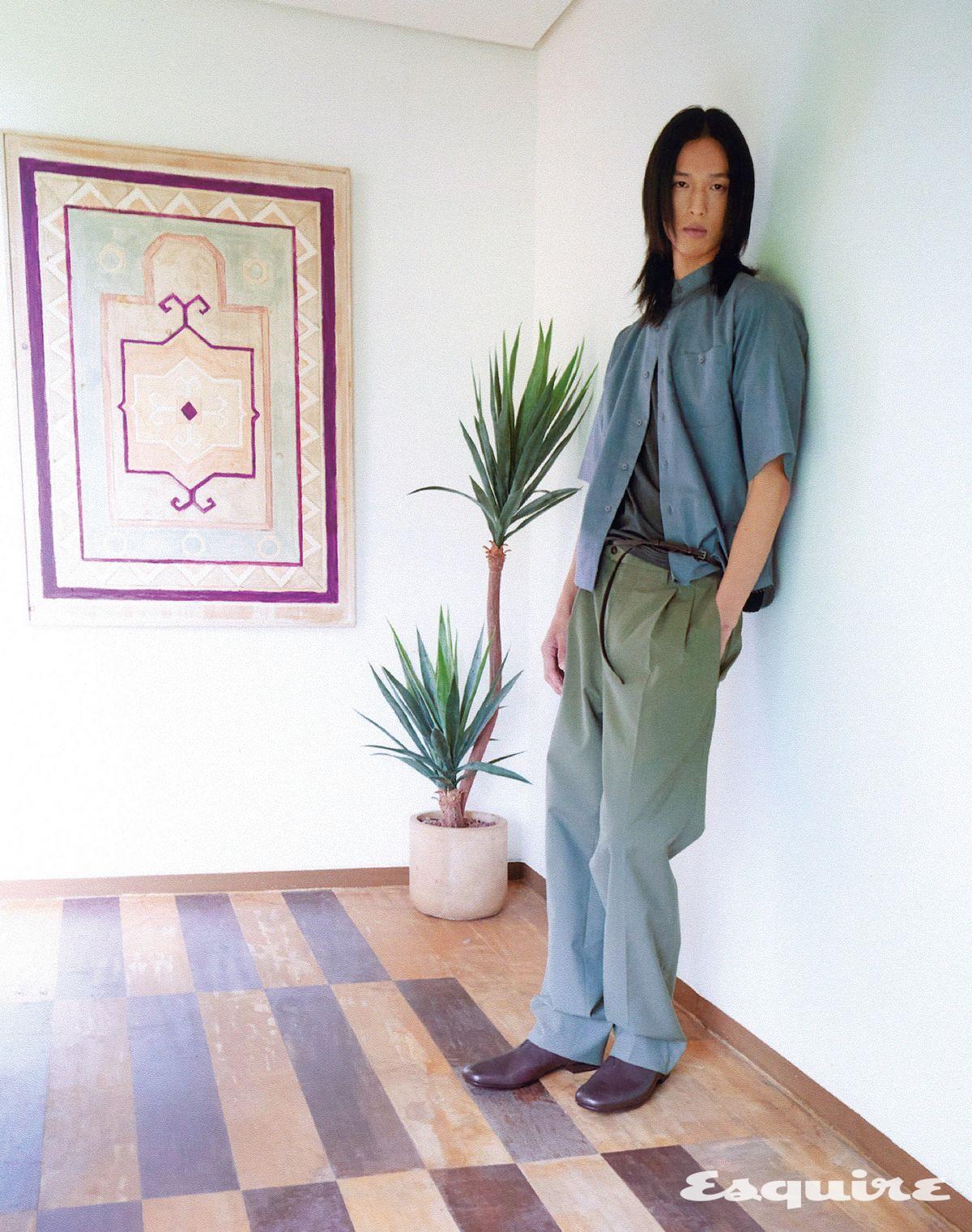 포플린 셔츠, 코튼 티셔츠, 울 팬츠, 부츠, 벨트 모두 가격 미정 프라다.