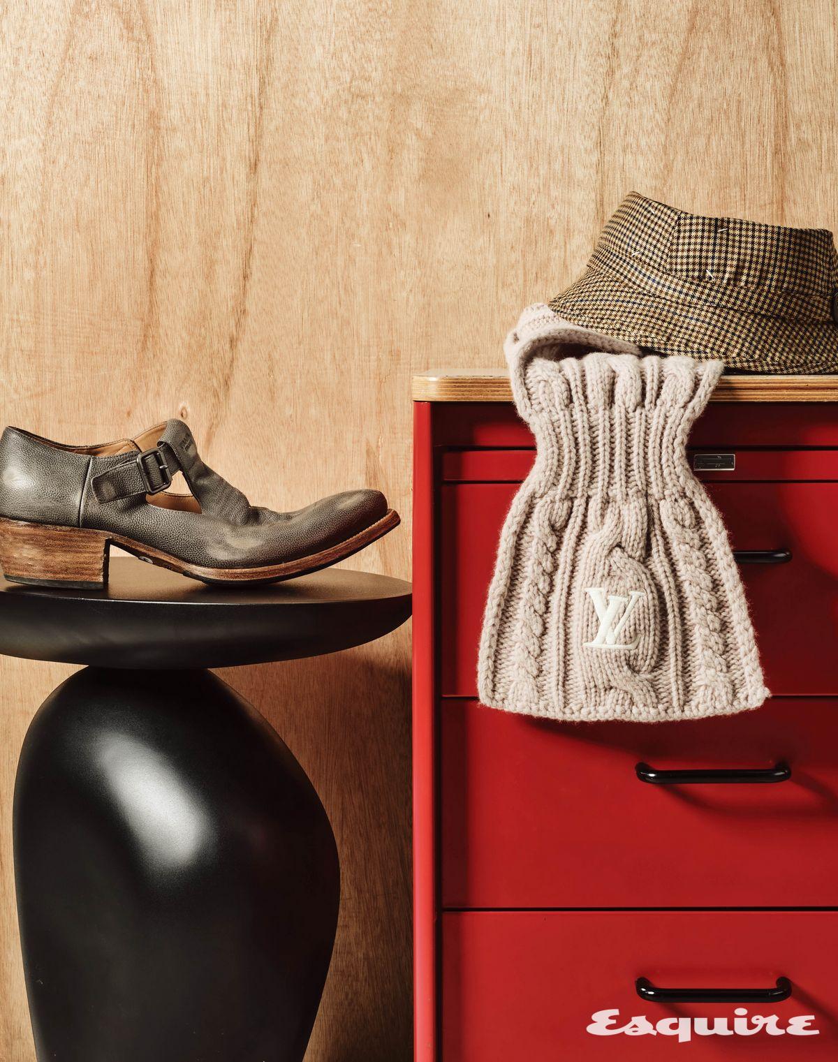 웨스턴 무드에서 영감을 받아 빈티지한 매력을 살린 앤티크 레더 버클 슈즈 가격 미정 프라다. 버킷 해트 가격 미정 메종 마르지엘라. 온리 LV 미니 케이블 스카프 가격 미정 루이 비통.