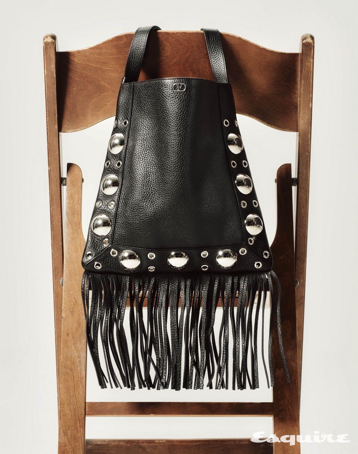 텍스처가 돋보이는 그레인 카프스킨과 프린지 장식이 특징인 넬코트 숄더백 373만원 발렌티노 가라바니.