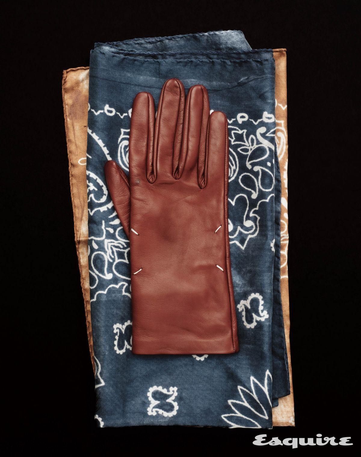 가먼트 다잉으로 빈티지한 색감을 완성한 페이즐리 스카프 30만8000원 골든구스. 매끄럽고 유연한 질감이 특징인 레더 글러브 가격 미정 메종 마르지엘라.