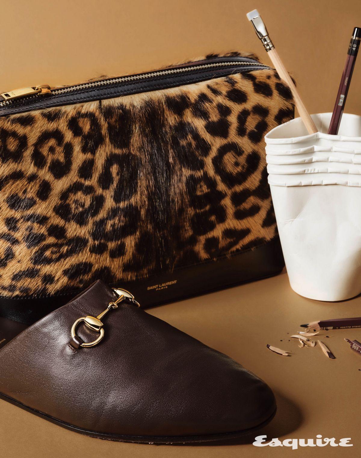 조랑말의 털을 연상케 하는 포니헤어 레더에 레오퍼드를 프린트한 스몰 파우치 가격 미정 생 로랑 by 안토니 바카렐로. 다크 브라운의 고풍스러운 색감과 슬라이드 형태의 편안한 디자인이 조화로운 홀스빗 뮬 가격 미정 구찌.