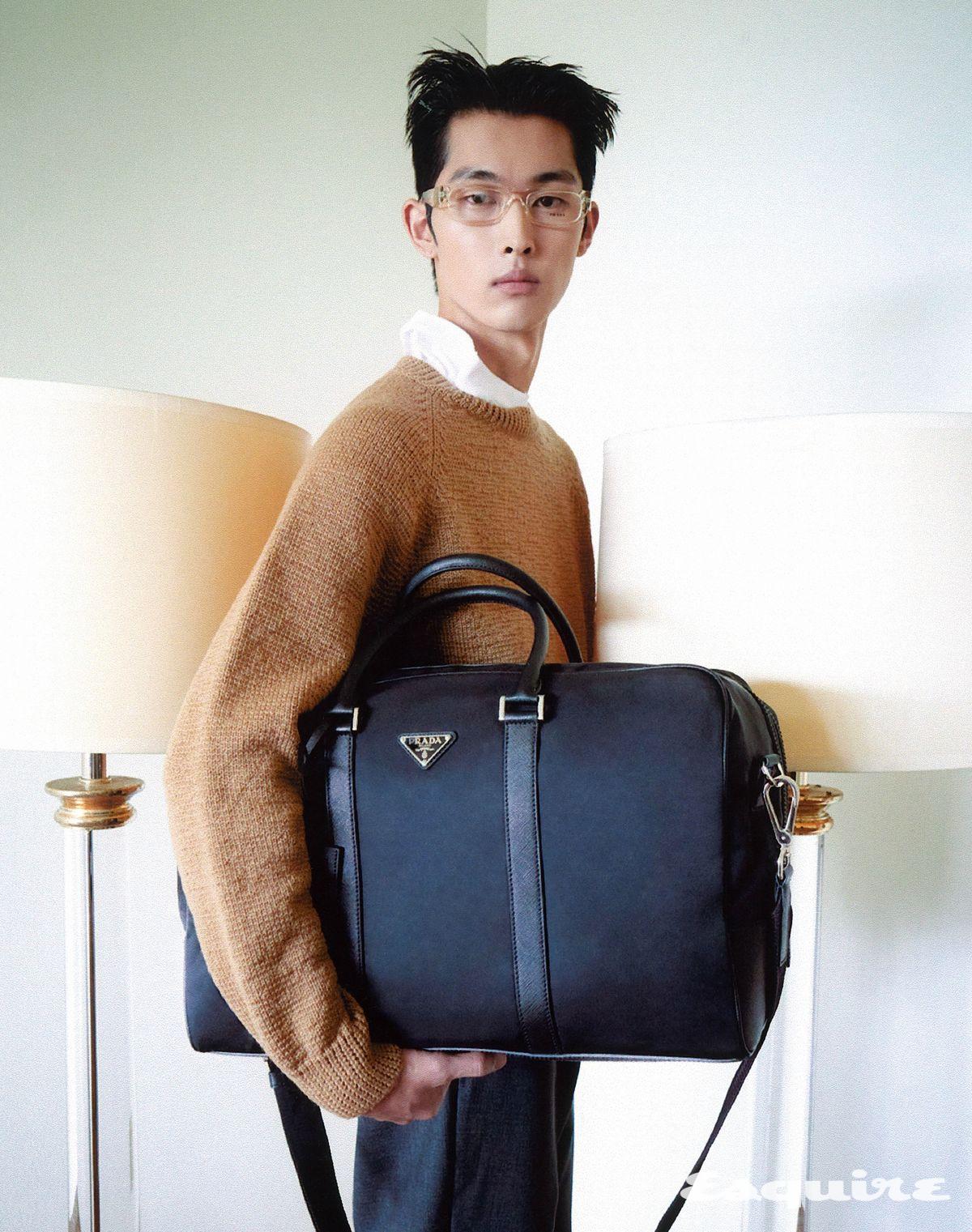 울 니트 톱, 코튼 티셔츠, 울 팬츠, 안경, 리나일론 트래블백 모두 가격 미정 프라다.