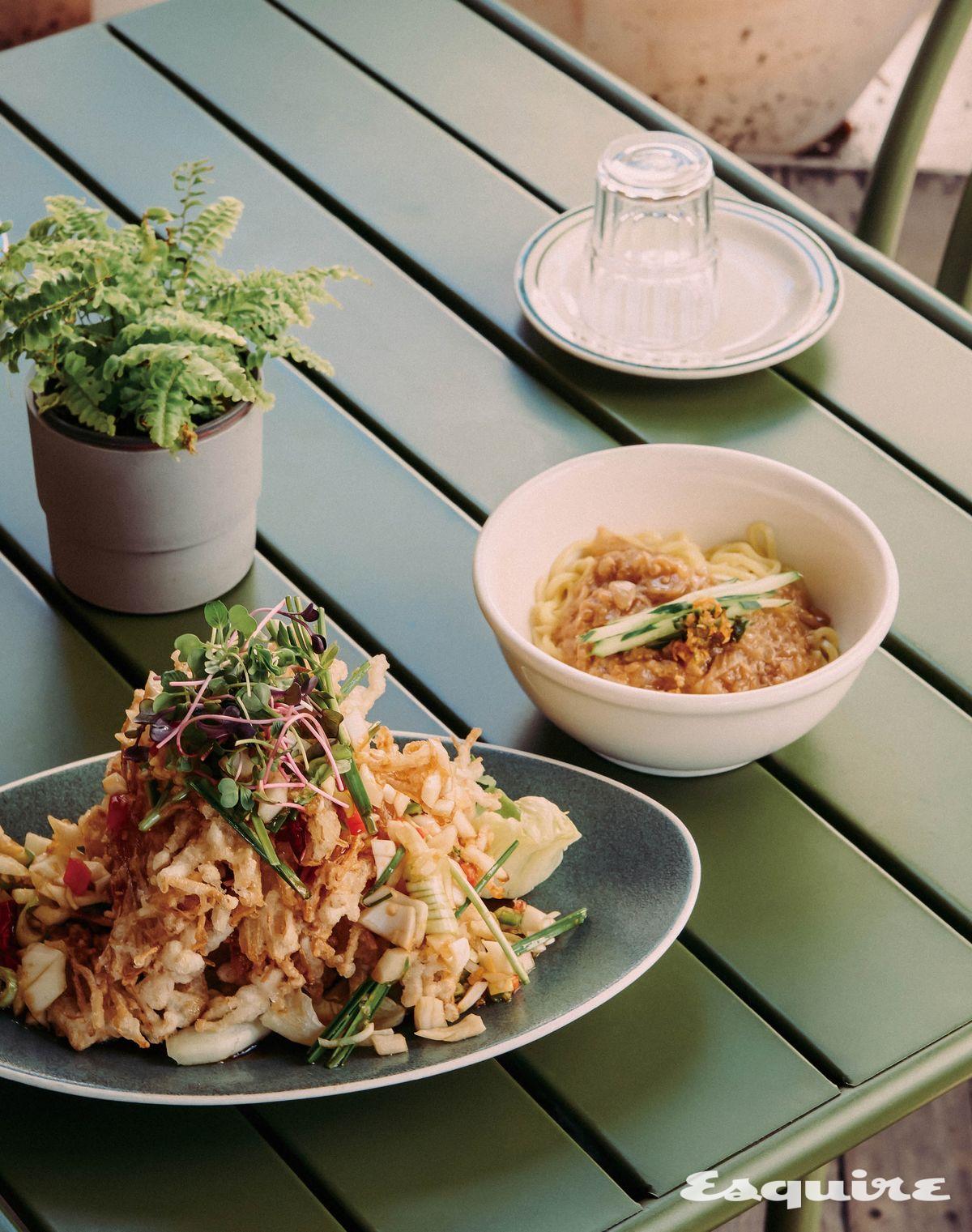 팽이버섯을 절묘한 식감으로 튀겨낸 유린팽이, 된장을 활용한 소스로 구수하면서도 담백한 맛을 살린 된장 짜장면.