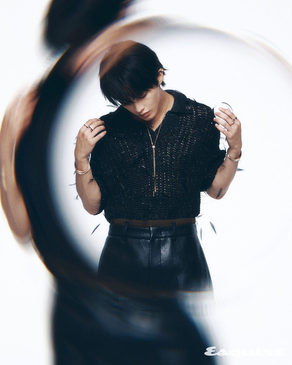 콰트로 클래식 클립 이어링, 콰트로 클래식 스몰 타이 네크리스, 콰트로 클래식 라지 타이 네크리스, 오른쪽 손목에 두 개를 겹쳐 착용한 콰트로 클래식 다이아몬드 스몰 뱅글, 오른손 검지에 낀 콰트로 클래식 스몰 링, 중지에 낀 콰트로 클래식 다이아몬드 라지 링, 왼쪽 손목에 찬 콰트로 클래식 다이아몬드 라지 뱅글, 왼손 검지에 낀 콰트로 클래식 다이아몬드 스몰 링, 중지에 낀 콰트로 클래식 튜브 링 모두 부쉐론. 페더 디테일 니트 뮌. 레더 쇼츠 YCH.