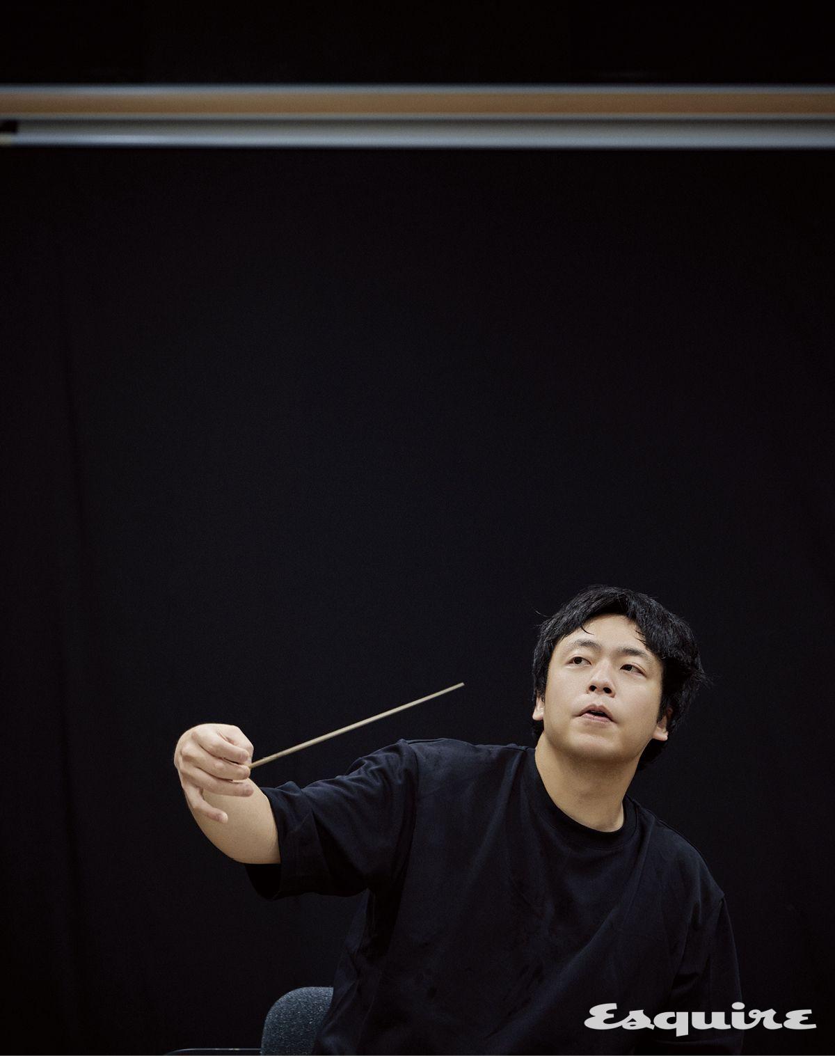 리허설 중인 경기필하모닉 오케스트라의 예술감독(상임 지휘자) 김선욱의 모습. 