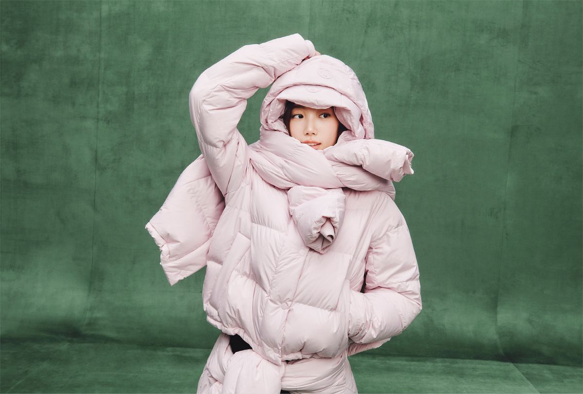 유튜버 아모띠와 르세라핌 카즈하가 등장한 룰루레몬 윈터 캠페인. 카즈하는 원더 퍼프 600 다운 필 크롭 자켓을 착용했다.