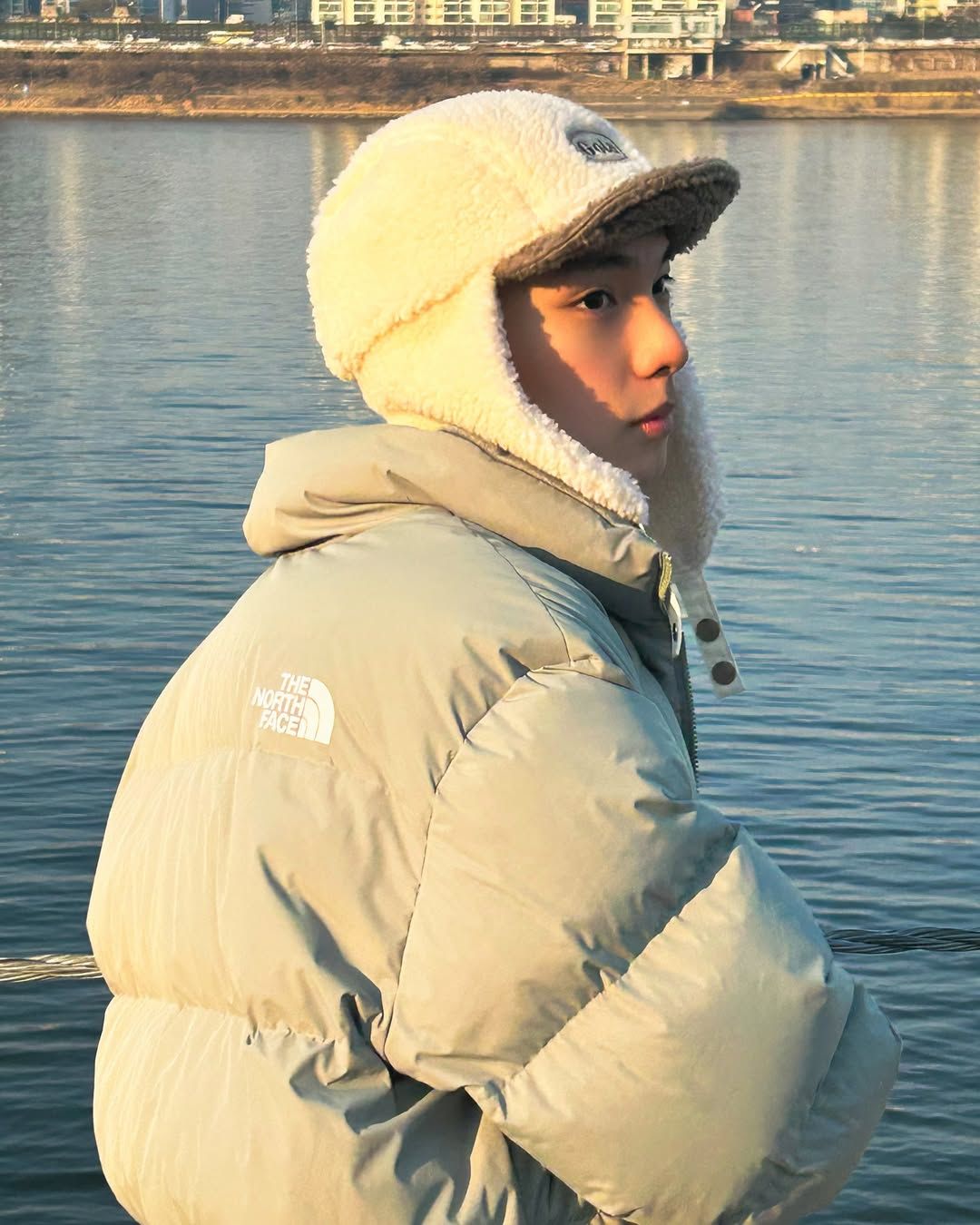 양털 같은 플리스 소재의 트래퍼 햇를 선택한 최립우/ 인스타그램 @fredr1ck._choi