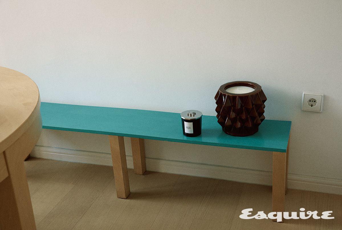 오리스 버터와 화이트 오크 어코드가 만나 벨벳처럼 부드러운 향을 담은 실랑스 블랑 캔들 240g, 불규칙적인 스파이크 디테일의 홀더가 특징인 실랑스 블랑 캔들 1.5kg 모두 가격 미정 셀린느.