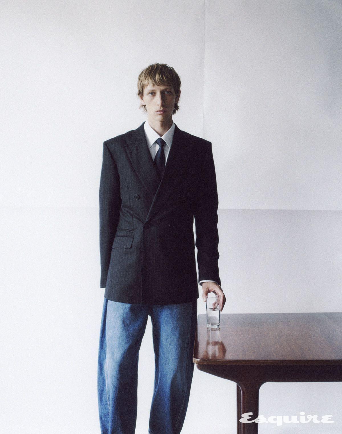 재킷, 셔츠, 진, 타이 모두 지방시 by 사라 버튼.