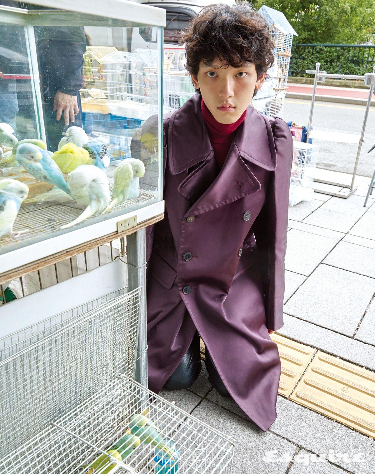 코트, 터틀넥 니트 톱, 레더 팬츠 모두 가격 미정 드리스 반 노튼. 