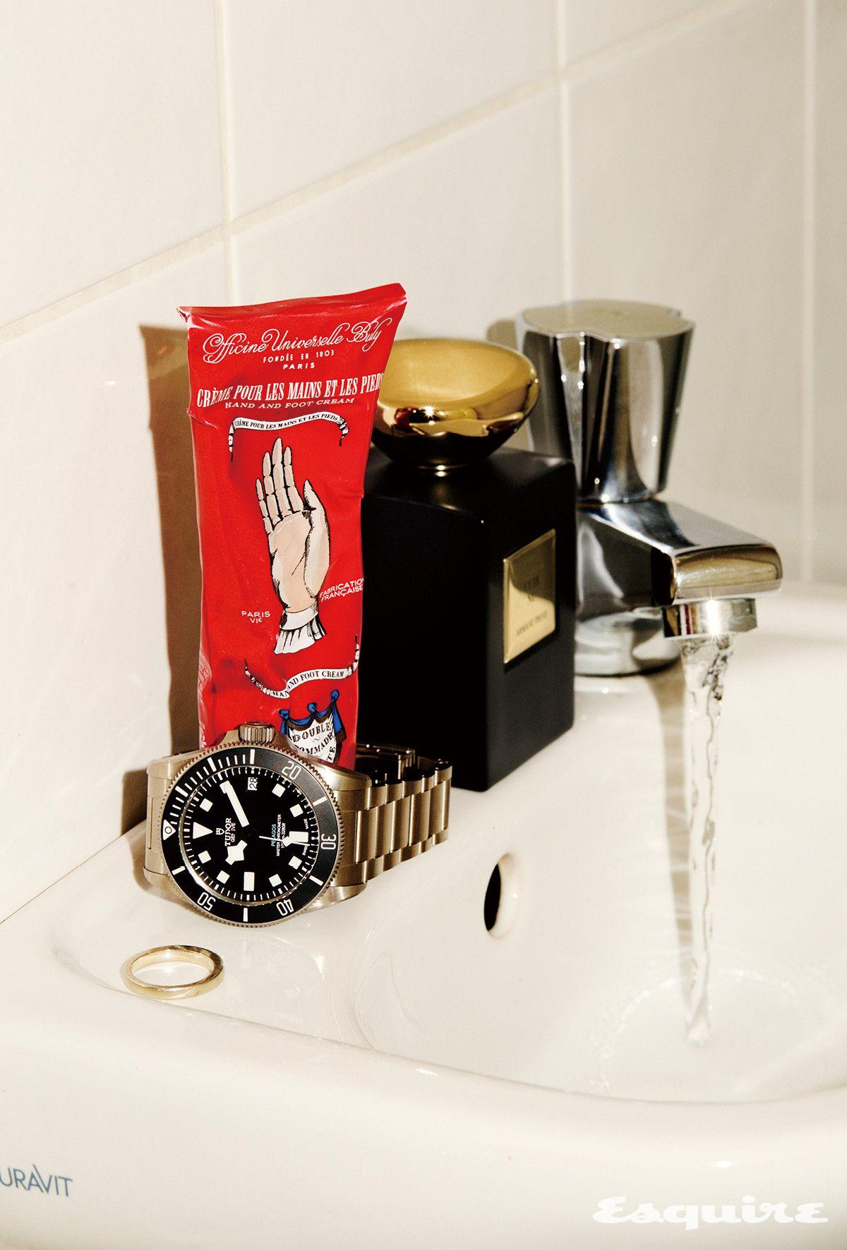 견고한 43mm 티타늄 케이스로 수심 1000m까지 방수를 지원하는 펠라고스 울트라 튜더.