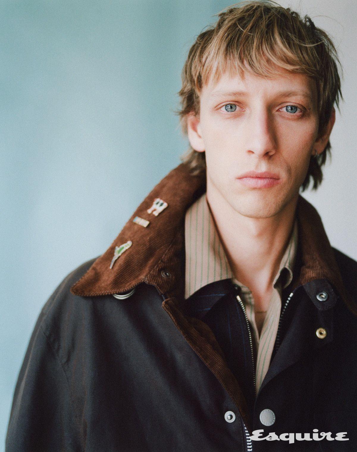 재킷, 이너 재킷, 셔츠 모두 폴 스미스 x 바버.