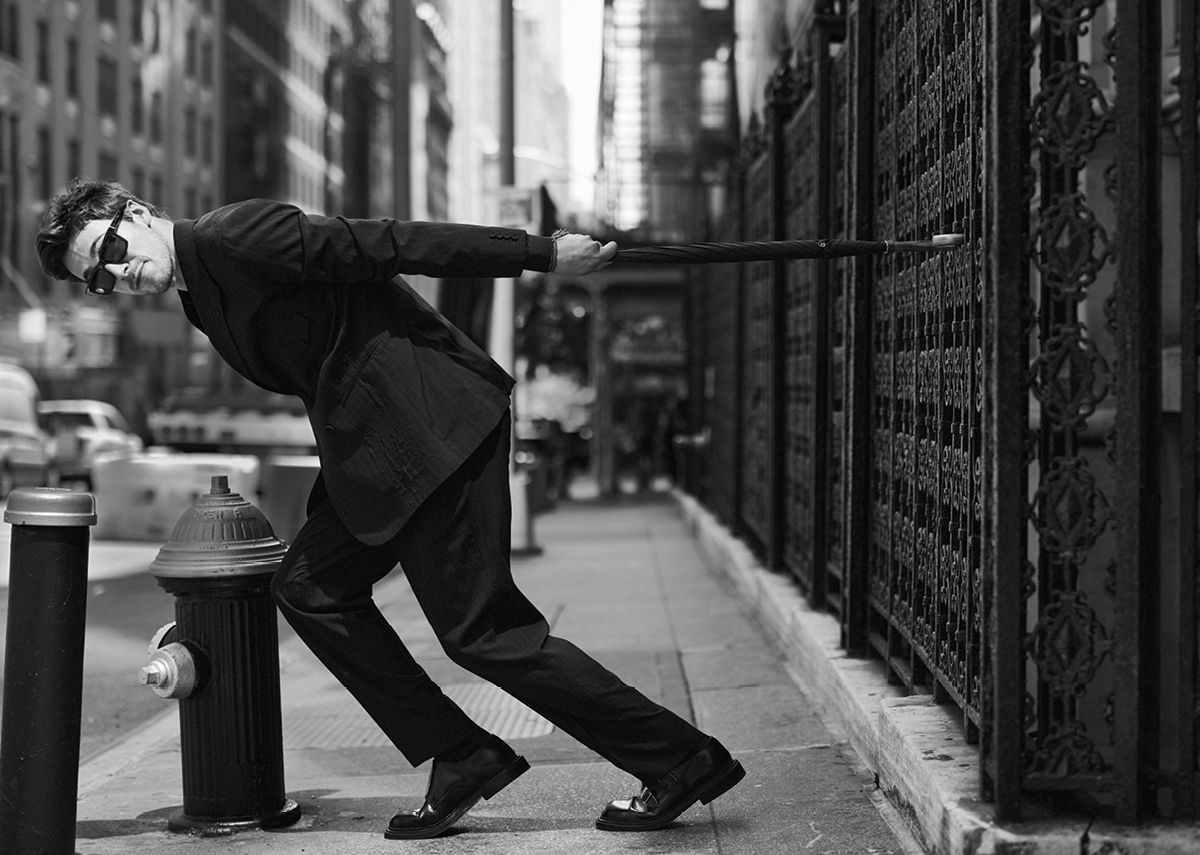 재킷, 셔츠, 팬츠 모두 디올 맨. 슈즈 그랜슨. 선글라스 마츠다. 우산 스컬리앤스컬리.