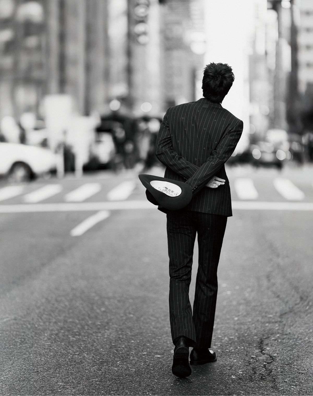 재킷, 팬츠, 슈즈 모두 루이 비통. 해트 워스앤워스 by 올랜도 팔라시오스.