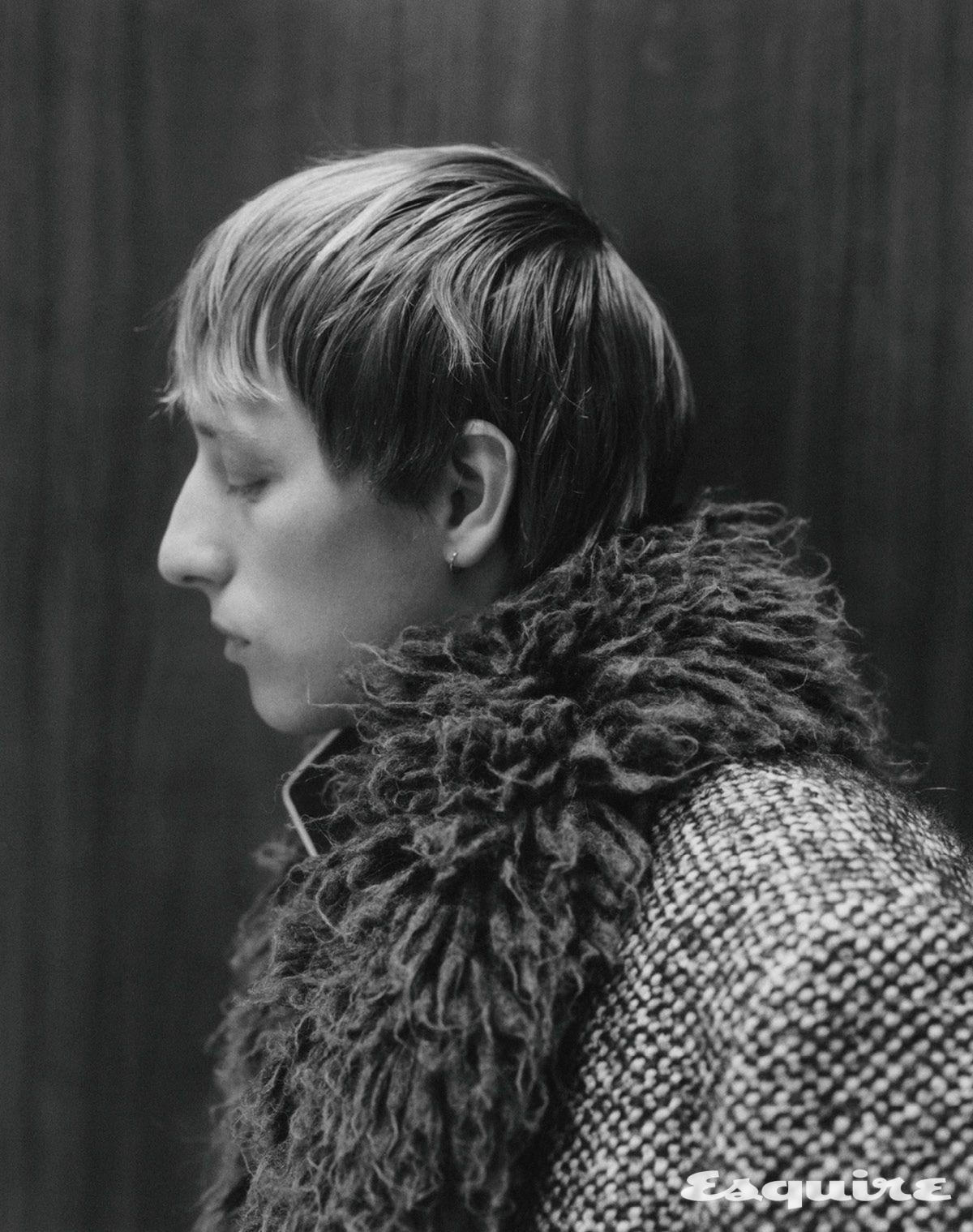 코트, 셔츠 모두 버버리.