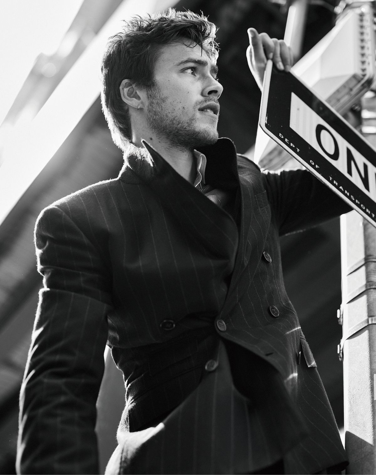 슈트, 셔츠 모두 랄프 로렌 퍼플 라벨.