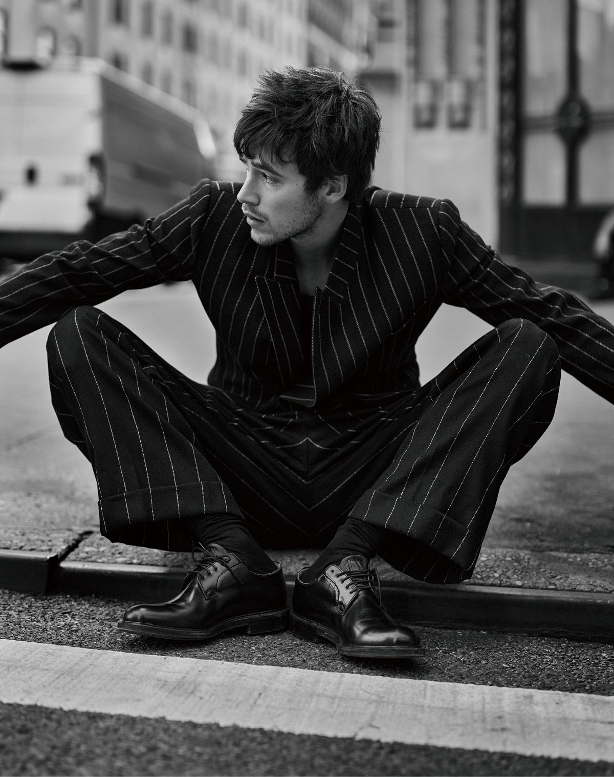 재킷, 팬츠 모두 돌체앤가바나. 삭스 브레치아니. 슈즈 처치스.