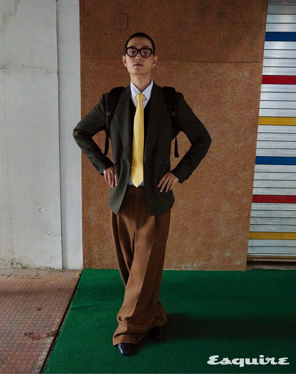 더블브레스티드 재킷 가격 미정 폴 스미스. 베스트 가격 미정 코치. 헤비 펠티드 휴버트 팬츠 가격 미정 로로피아나. 존 몽크 슈즈 가격 미정 셀린느. 톨토이즈 안경 가격 미정 생 로랑 by 안토니 바카렐로. 셔츠, 타이 에디터 소장품. 