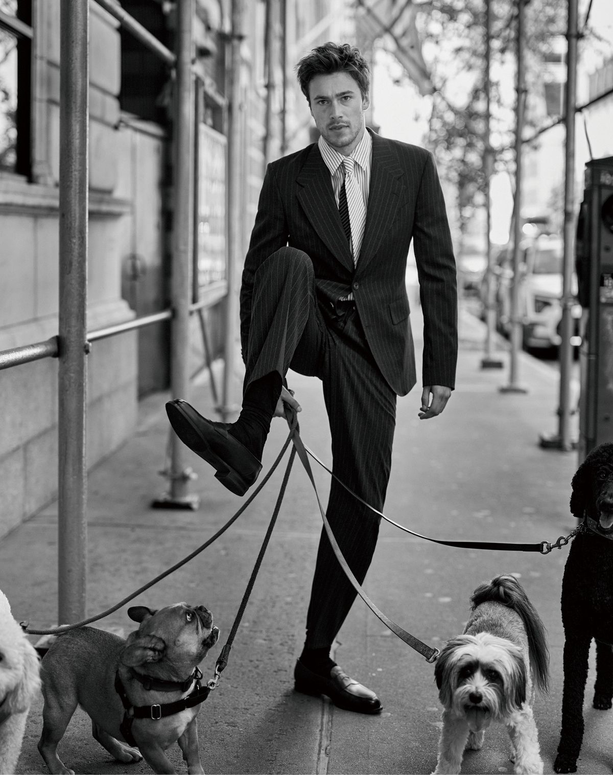 재킷, 셔츠, 팬츠, 타이 모두 폴 스미스. 양말 브레치아니. 로퍼 에드워드 그린.