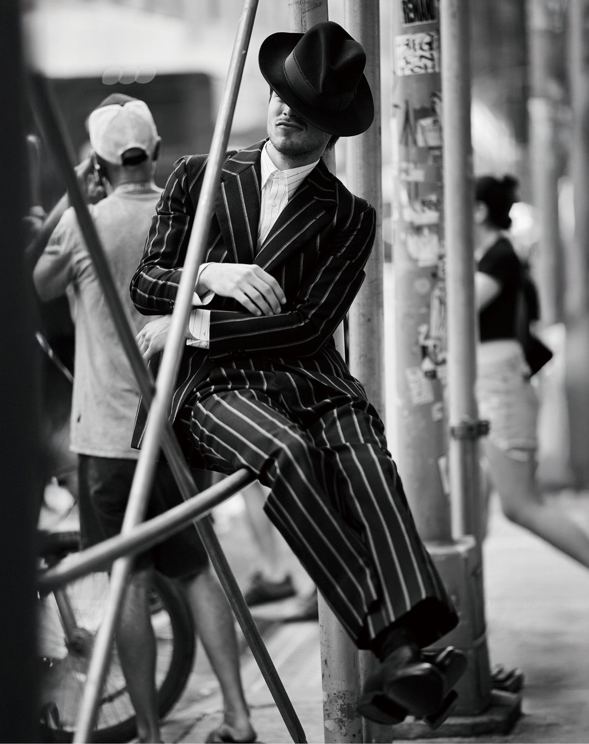 재킷, 셔츠, 팬츠 모두 지우리바 헤리티지. 양말 브레치아니. 슈즈 모자스. 해트 볼사리노.