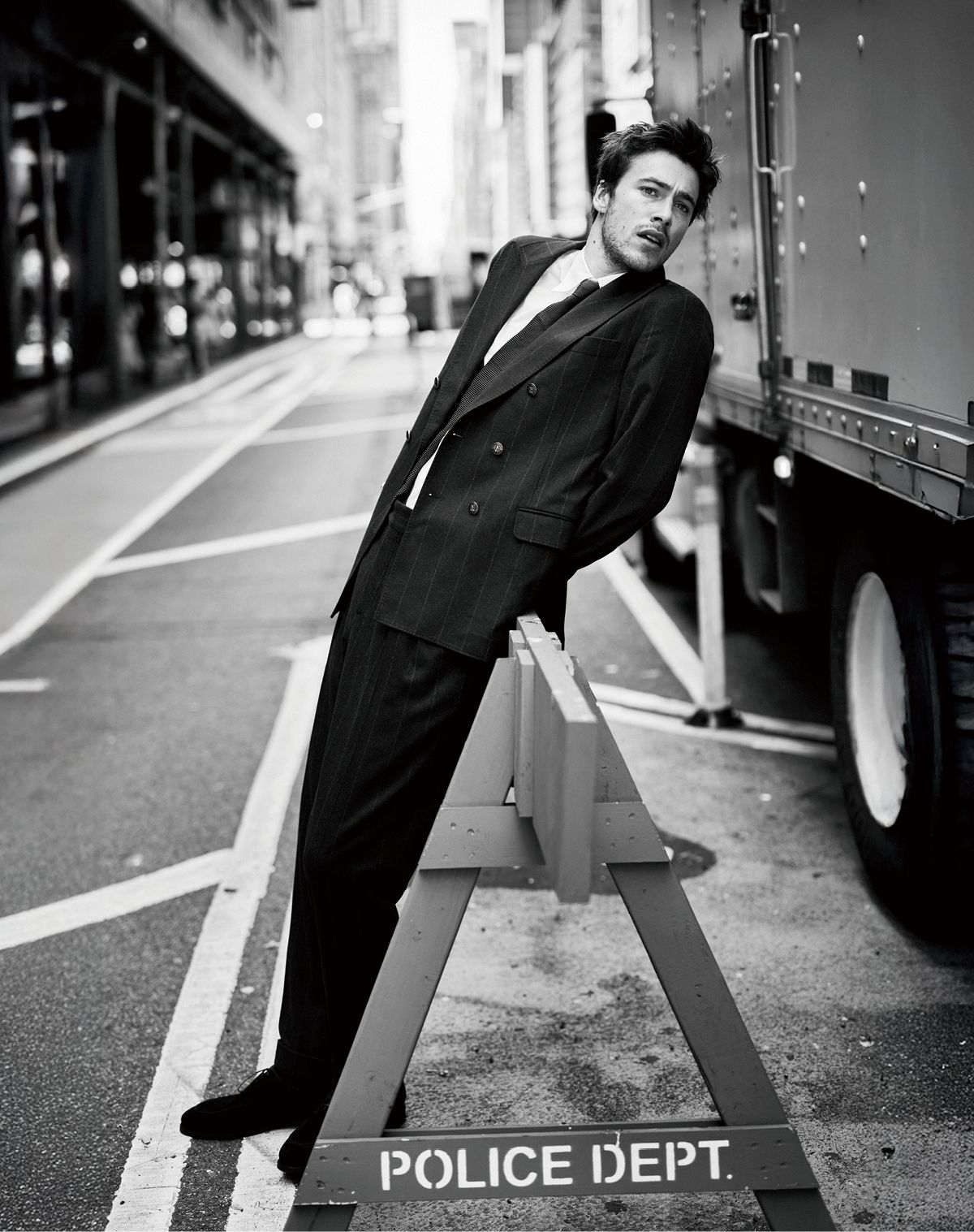 슈트, 셔츠, 타이 모두 브루넬로 쿠치넬리. 슈즈 모자스.