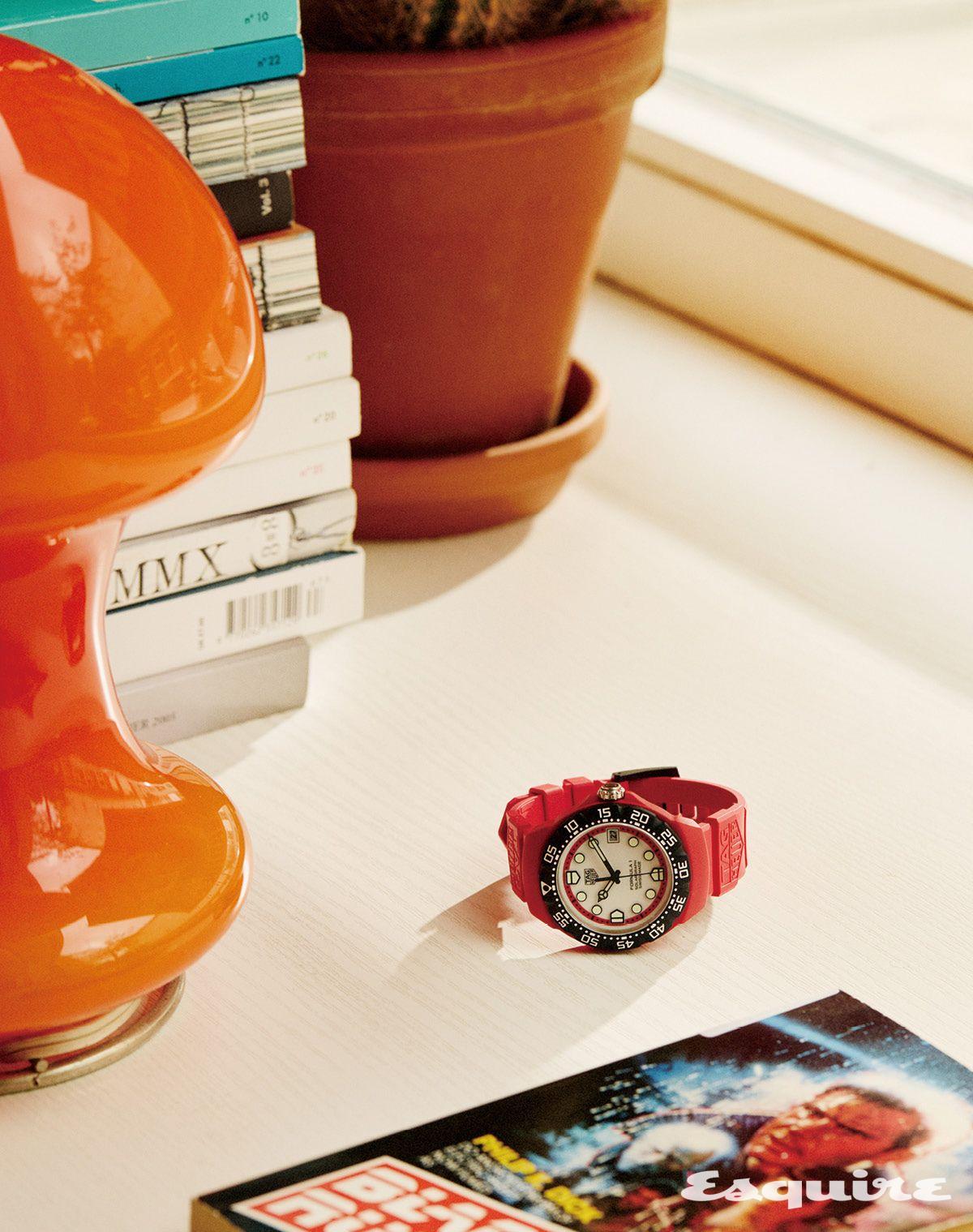 38mm 레드 TH-폴리라이트 케이스의 대담한 디자인이 돋보이는 포뮬러 1 솔라그래프 태그호이어.