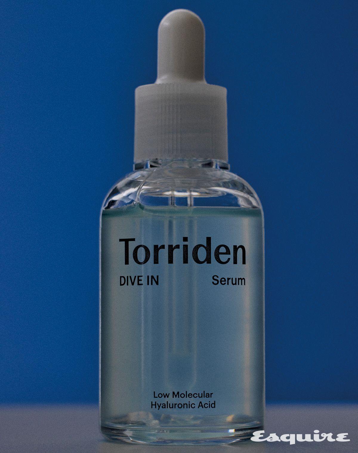 크기가 다른 5가지 분자의 히알루론산을 배합해 피부 속까지 촘촘하게 수분을 공급하는 다이브인 저분자 히알루론산 수딩 세럼 50mL/2만2000원 토리든.