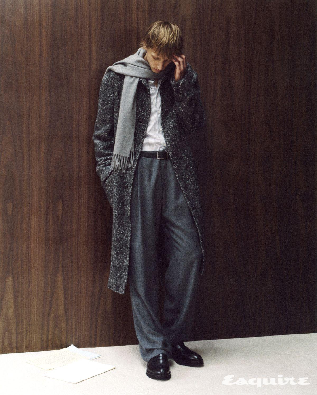 코트, 셔츠, 팬츠, 로퍼, 스카프, 벨트 모두 까날리.