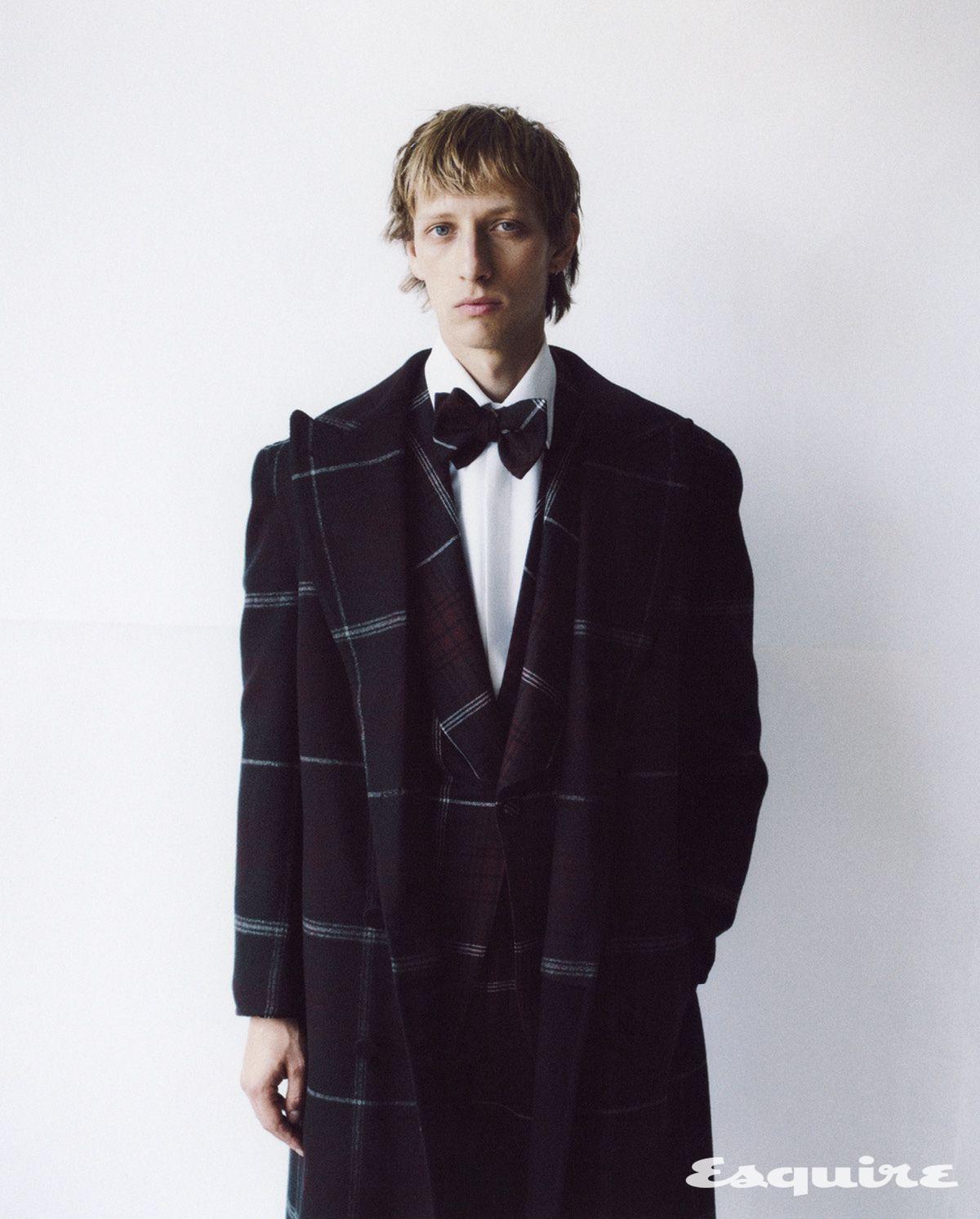 코트, 블레이저, 셔츠, 팬츠, 보타이 모두 던힐.