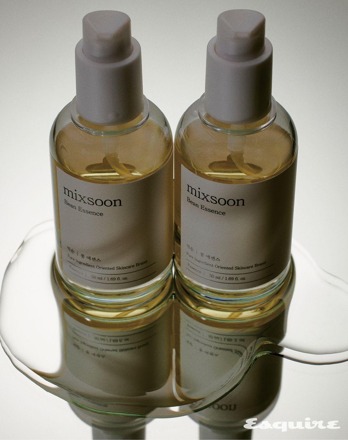 발효 콩을 함유한 천연 AHA 성분이 피부의 각질과 피지를 케어하는 콩 에센스 50mL/3만5000원 믹순.