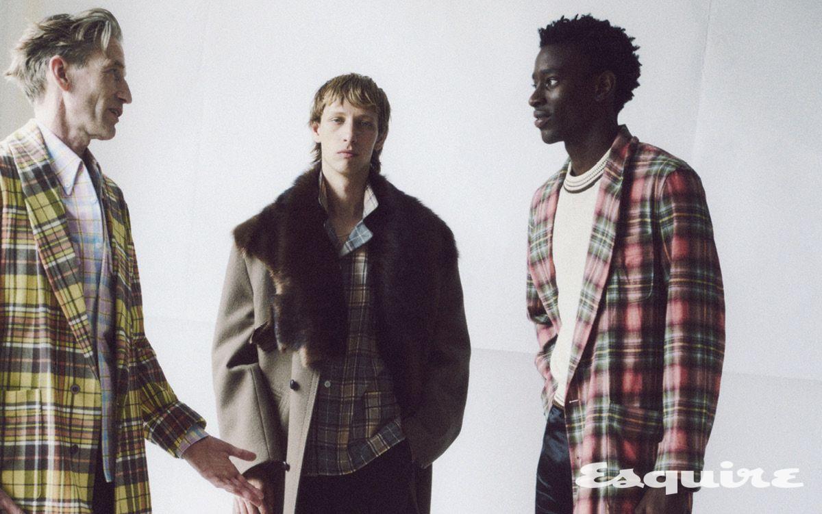 (왼쪽부터) 코트, 셔츠, 팬츠 모두 프라다. 코트, 셔츠, 팬츠 모두 프라다. 코트, 톱, 팬츠 모두 프라다.