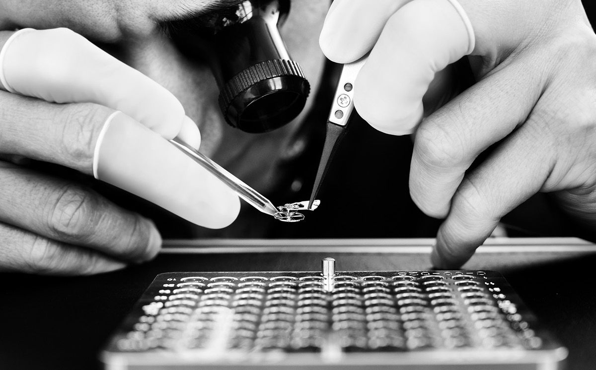 가벼운 무게로 충격을 흡수하며 뛰어난 항자성을 자랑하는 나선형 구조의 TH-카본스프링.