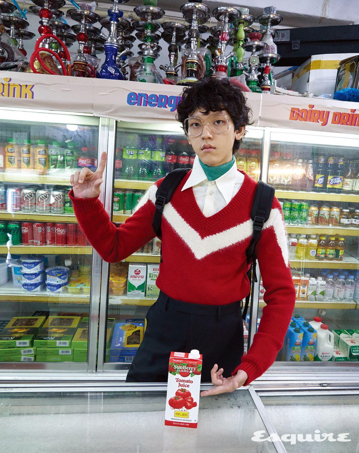 브이넥 스웨터, 셔츠, 터틀넥 톱, 팬츠 모두 가격 미정 발렌티노. 하이 테크 미디엄 백팩 가격 미정 메종 마르지엘라. 안경 에디터 소장품.