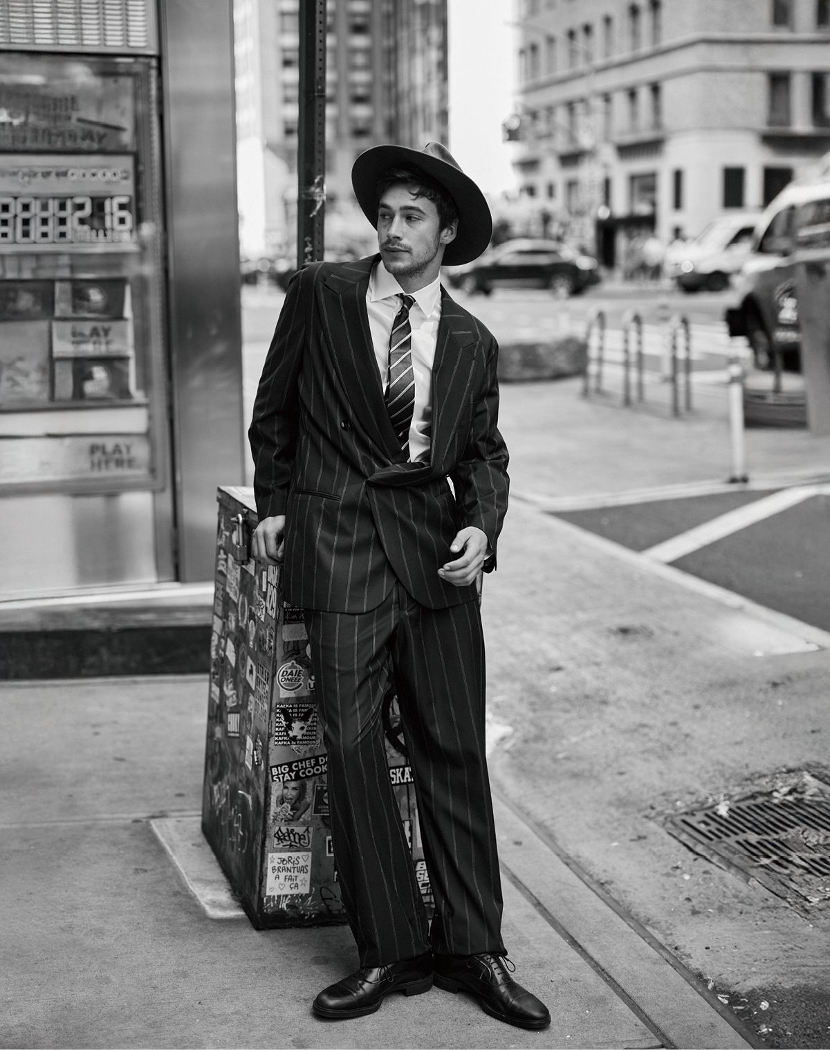 슈트, 셔츠, 타이 모두 조르지오 아르마니. 슈즈 산토니. 해트 워스앤워스 by 올랜도 팔라시오스.