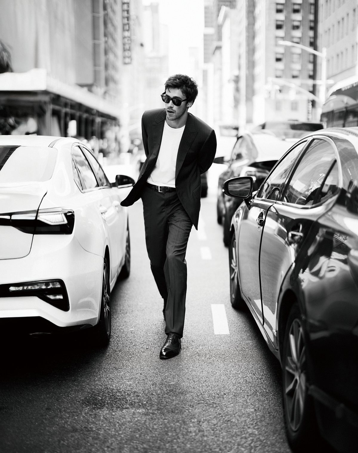 슈트 카날리. 티셔츠 유니클로. 슈즈 크로켓앤존스. 선글라스 레이밴. 벨트 스컬리앤스컬리.