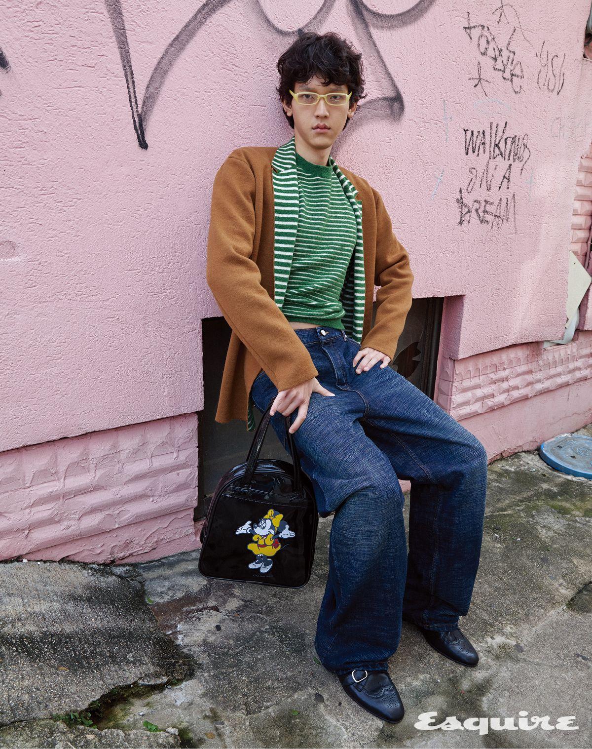 스트라이프 스웨터 재킷, 스트라이프 스웨터 모두 가격 미정 로에베. 와이드 데님 팬츠 가격 미정 루이 비통. 존 몽크 슈즈 가격 미정 셀린느. 백, 안경 모두 에디터 소장품.